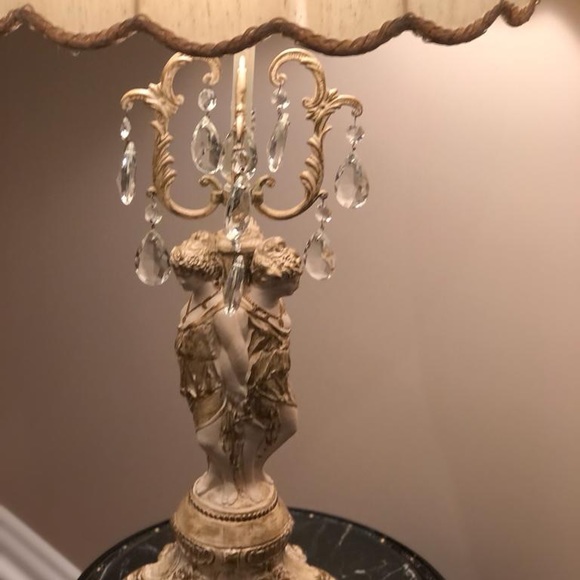 2 Belgian Crystal Table lamps with antique base . Very good condition. Used . - Picture 9 of 9